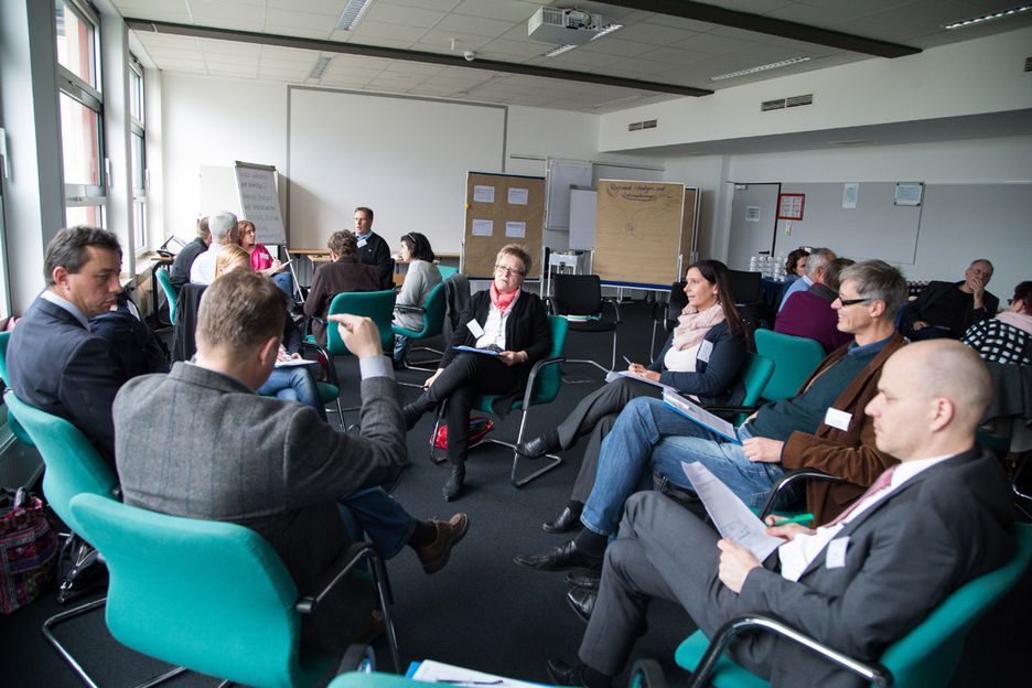 Austausch der Teilnehmer/innen auf der Regionalkonferenz in Darmstadt. (Foto: Arias)