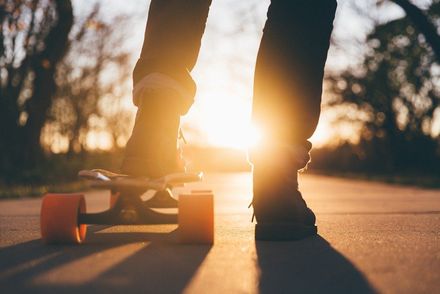 Skateboard auf einer Straße mit Sonnenuntergang (Foto: Pixabay / Pexels)