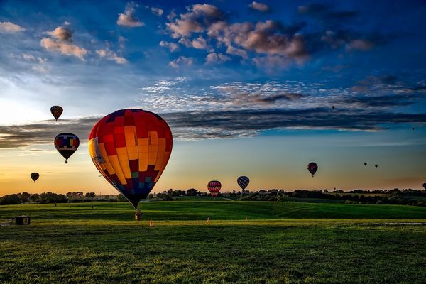 Heißluftballons starten zur goldenen Stunde (Foto: Pixabay auf Pexels)