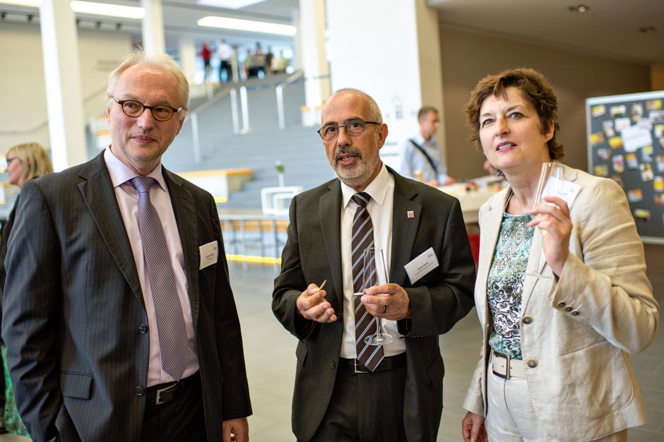 Monika Wenzel (HMWVL) und Klaus Beier (HKM) mit INBAS-Geschäftsführer Joachim Winter beim Besuch der Ausstellung.