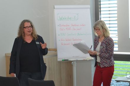 Jutta Inauen (links, Jugendwerkstatt Felsberg) stellte die Arbeit der OloV-MINT-AG vor, rechts Moderatorin Monika von Brasch (Hessenweite OloV-Koordination). Foto: Wenke Uchtmann | Schwalm-Eder-Kreis