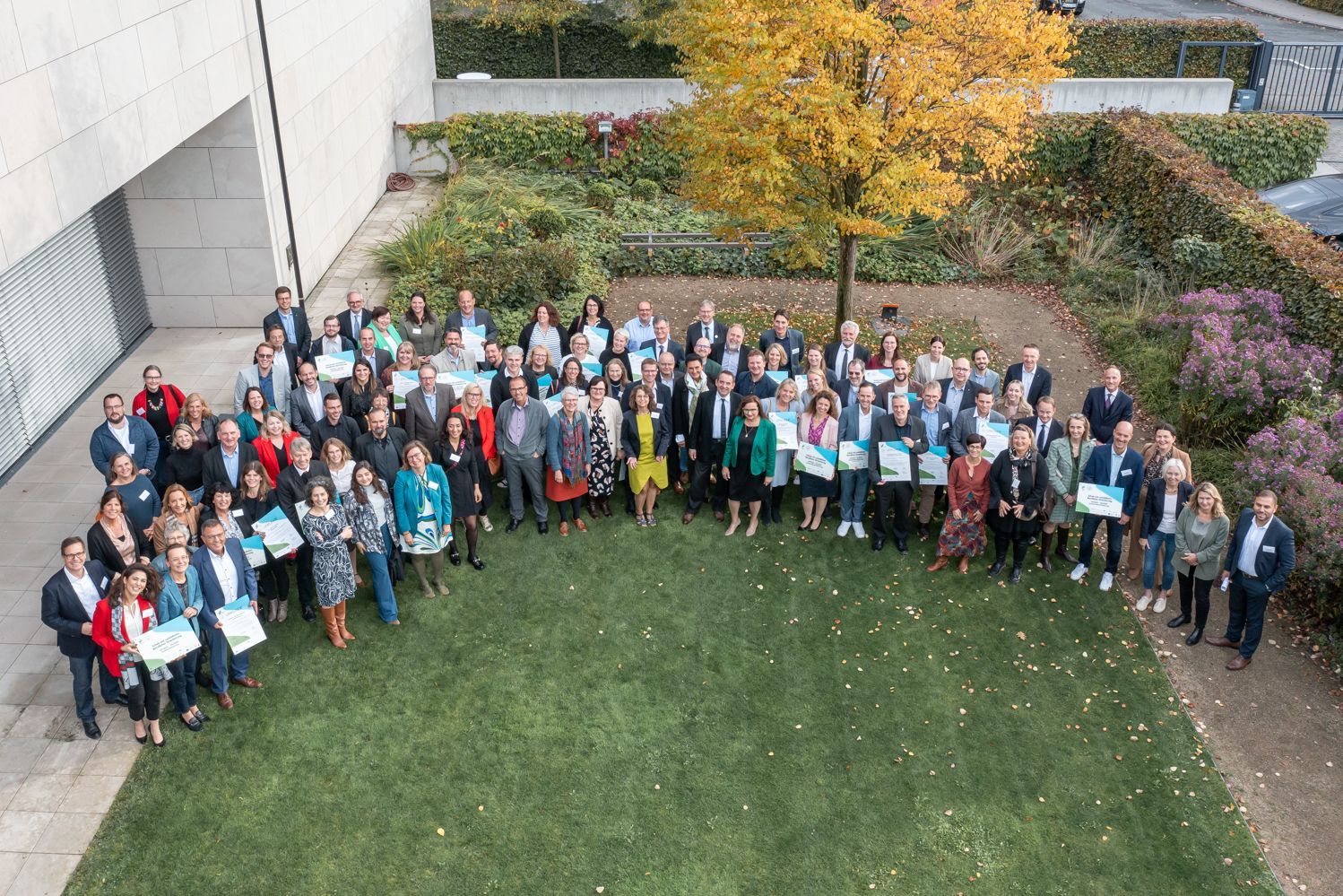 Gruppenbild mit allen Teilnehmenden der feierlichen Vergabe des Gütesiegels Berufs- und Studienorientierung Hessen am 20.10.2023 (Foto: Julia Reisinger) 