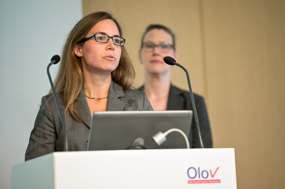 Daniela Joha, Regionaldirektion Hessen der BA (im Bild vorne) und Claudia Knobel, IWAK, stellten die statistischen Instrumente 'Arbeitsmarktmonitor' und 'regio pro' vor.