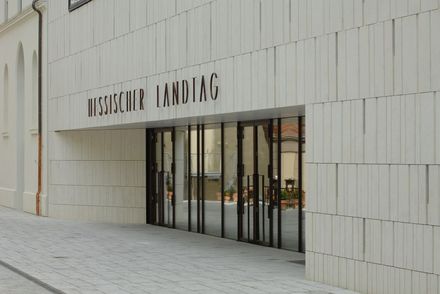 Hessischer Landtag, Eingang Grabenstraße (Pressefoto Hessische Staatskanzlei,  Hermann Heibel)