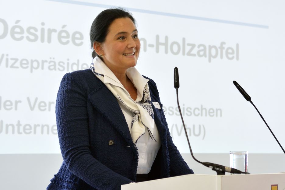 Eröffnung durch Désirée Derin-Holzapfel, Vizepräsidentin der VhU und Sprecherin SCHULEWIRTSCHAFT Hessen. 