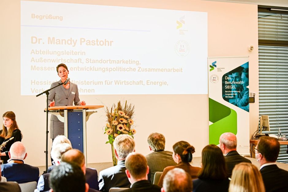 Dr. Mandy Pastohr, Abteilungsleiterin im Hessischen Wirtschaftsministerium, begrüßte die Anwesenden. (Foto: Highlander TV/ RD Hessen der Bundesagentur für Arbeit)