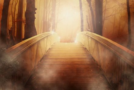 Brücke in eine golden leuchtende Fantasiewelt