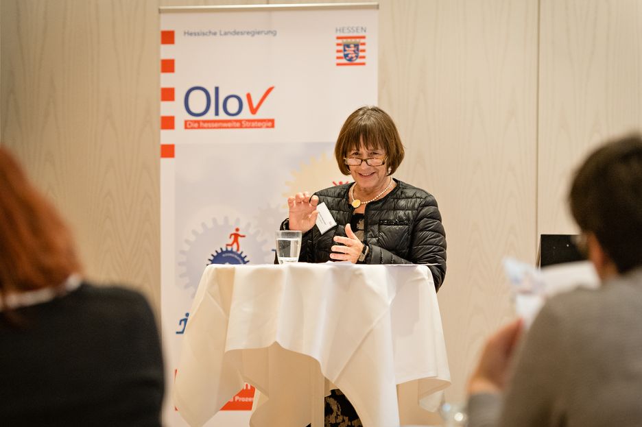 Frau Neumeier, Geschäftsführerin ZAUG, stellte die Erfahrungen aus Gießen vor. (Foto: Nölke)