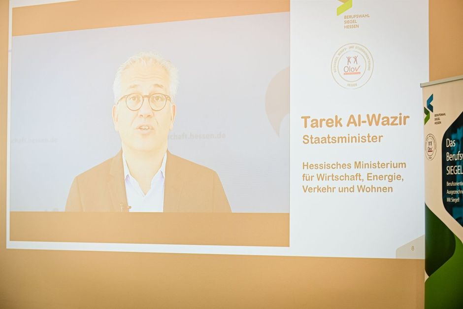 Per Videobotschaft übermittelte Staatsminister Tarek Al-Wazir (Hessisches Ministerium für Wirtschaft, Energie, Verkehr und Wohnen) sein Grußwort. (Foto: Highlander TV/ RD Hessen der Bundesagentur für Arbeit)