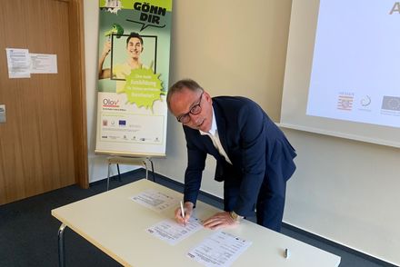 Landrat Michael Köberle beim Unterzeichnen der neuen OloV-Zielvereinbarung