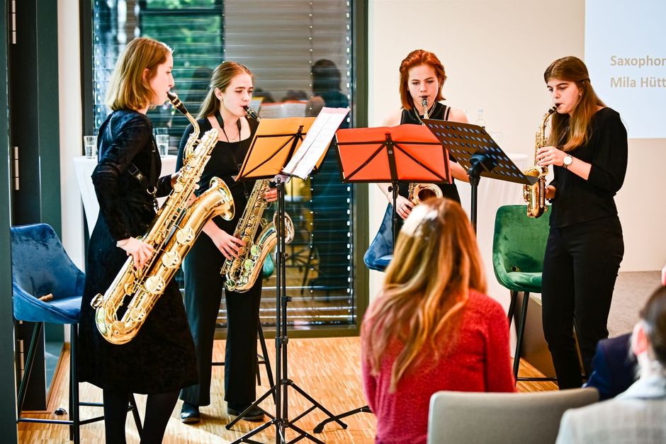 Musikalischer Rahmen durch das Saxophon-Quartett der Elisabethenschule Frankfurt a.M. (Foto: Highlander TV/ RD Hessen der Bundesagentur für Arbeit)