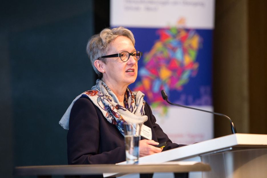 Ingrid Schleimer, Ministerium für Arbeit, Gesundheit und Soziales des Landes NRW, stellt die Landesinitiative KAoA vor.